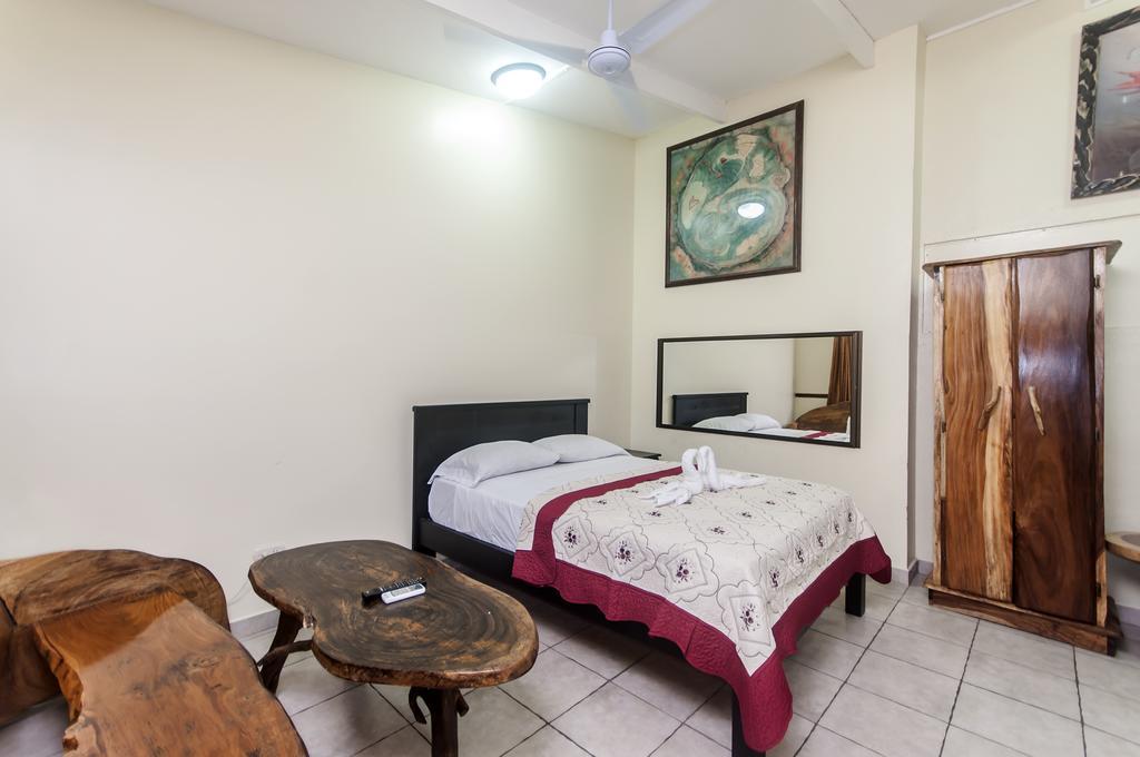 Cadillac Rock Beach Hotel Jaco Room photo